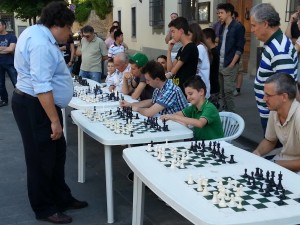 Il Maestro Naumkin affronta in simultanea alcuni giovani scacchisti di Scacchi Bisenzio